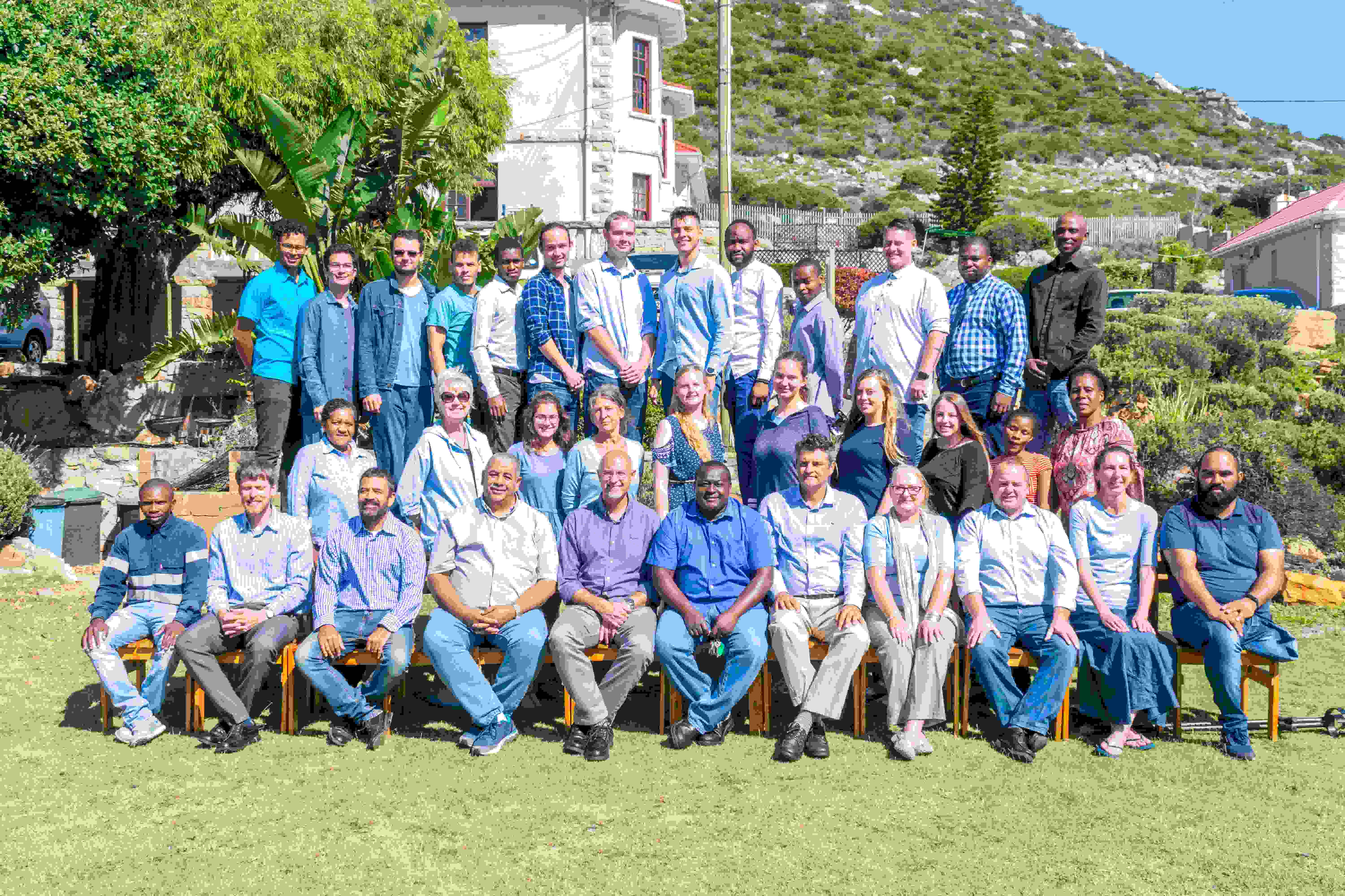 2020 BISA Group portrait 2020 BI Photo Day on the lawn